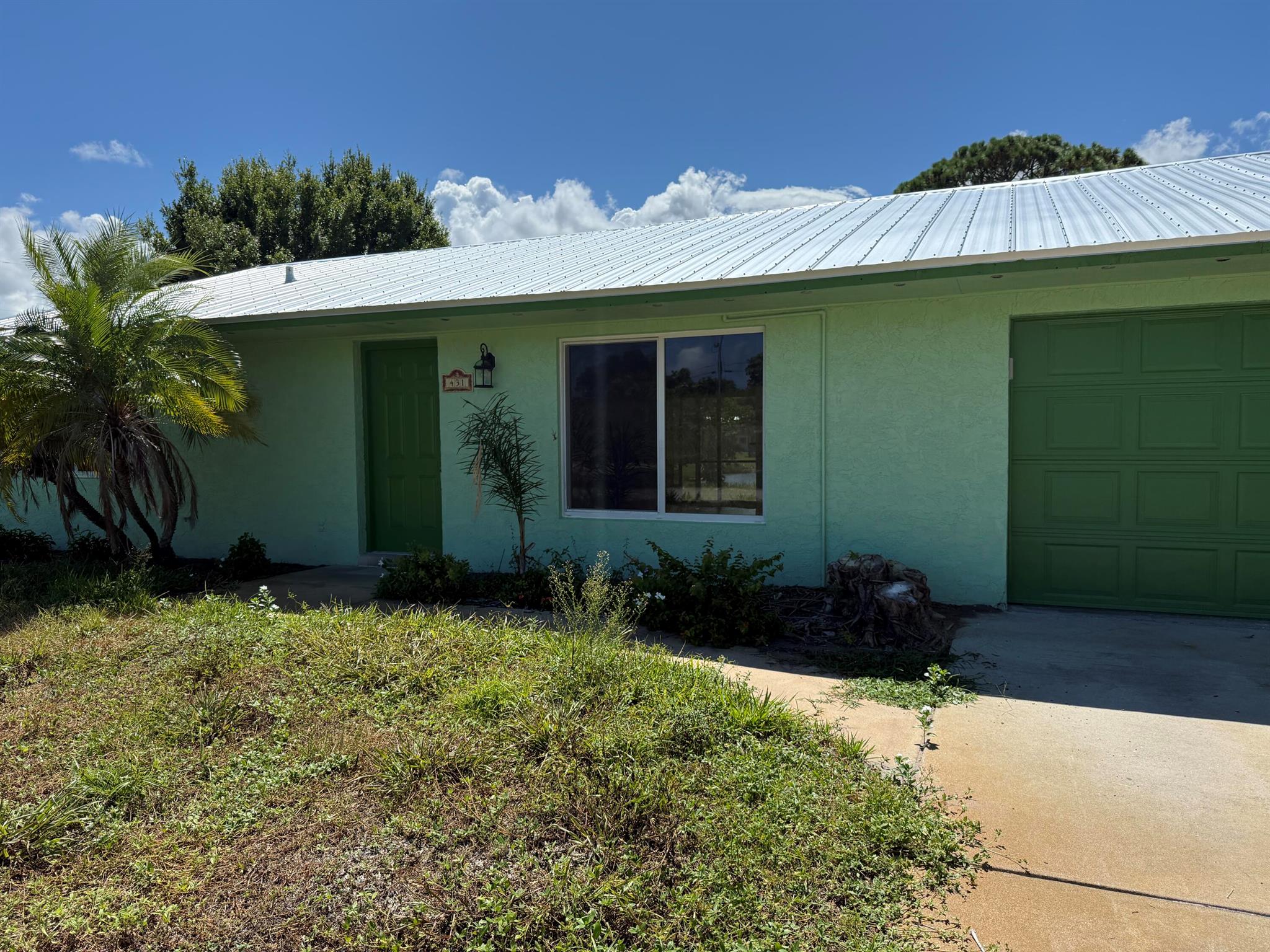 Silent, Cozy peacefull living, The best 1/4th Acre lot available , with best location and view. Best who want to get a HOME that they can expand as their needs.Beautiful natural lake in the back yard. Located near a culdisac which allows ample guest parking space. New roof done in 2025