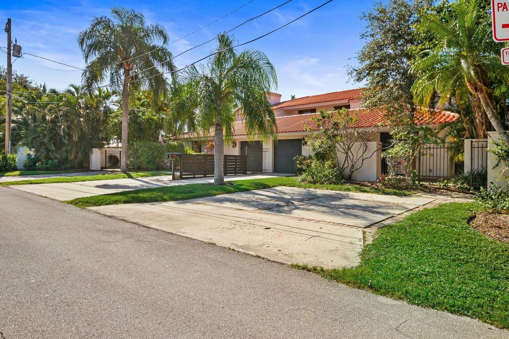 Photo of 4850 NE 25th Avenue, Fort Lauderdale, FL 33308 (MLS # F10509620)