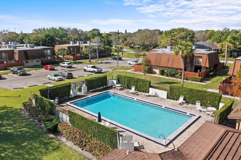 Photo of 1402 Nebraska Avenue #8b, Fort Pierce, FL 34950 (MLS # R10959803)