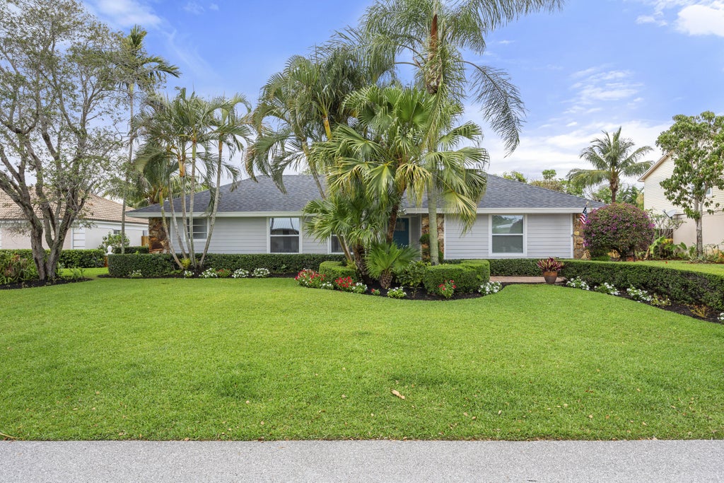 Photo of 10 SE Splitrail Circle, Jupiter, FL 33469 (MLS # R10983014)