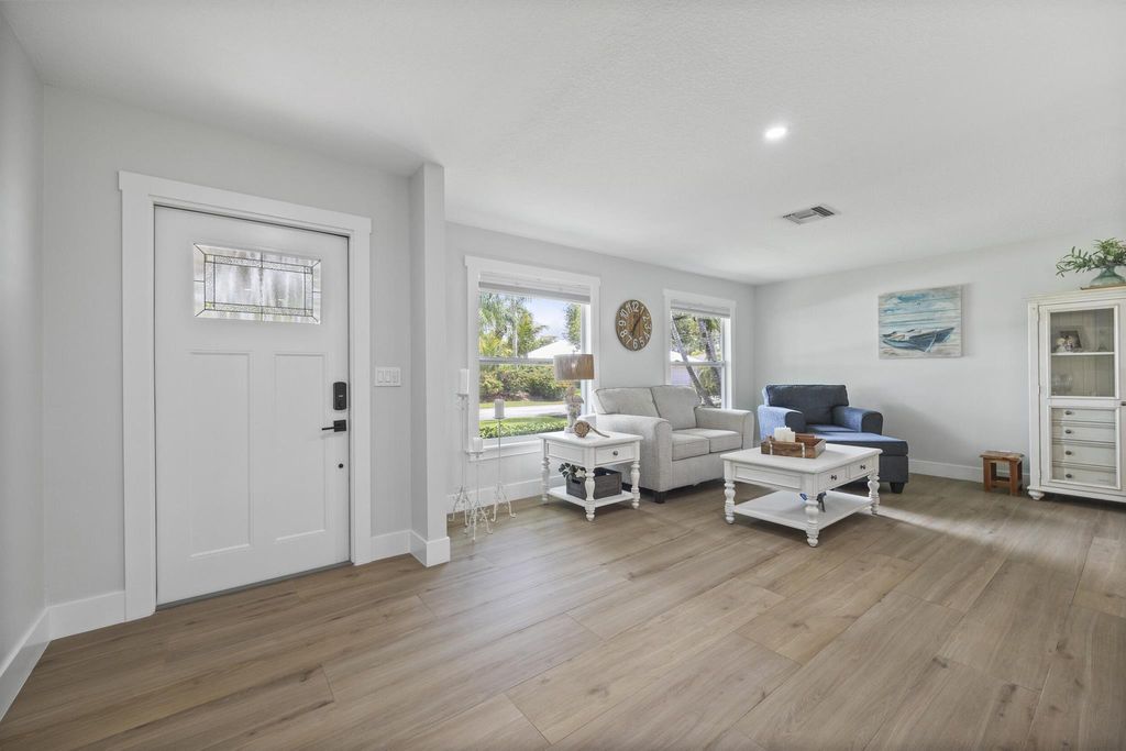 Photo of 10 SE Splitrail Circle, Jupiter, FL 33469 (MLS # R10983014)