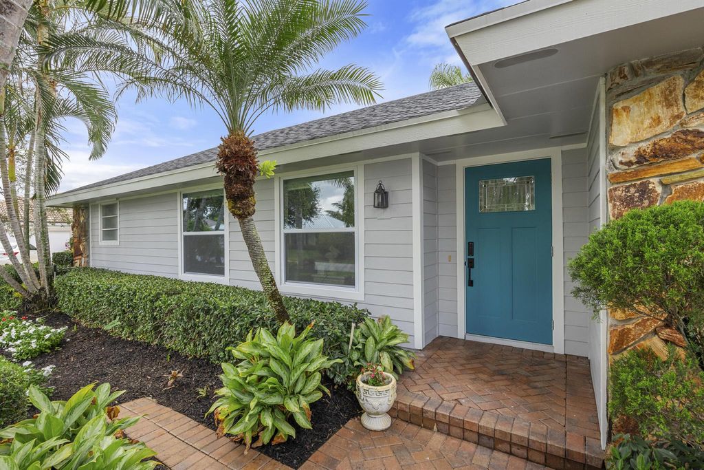 Photo of 10 SE Splitrail Circle, Jupiter, FL 33469 (MLS # R10983014)