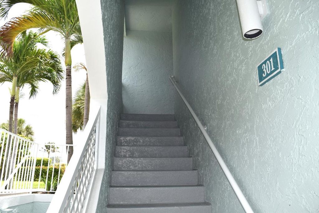 Photo of 301 Mainsail Circle, Jupiter, FL 33477 (MLS # R10958431)