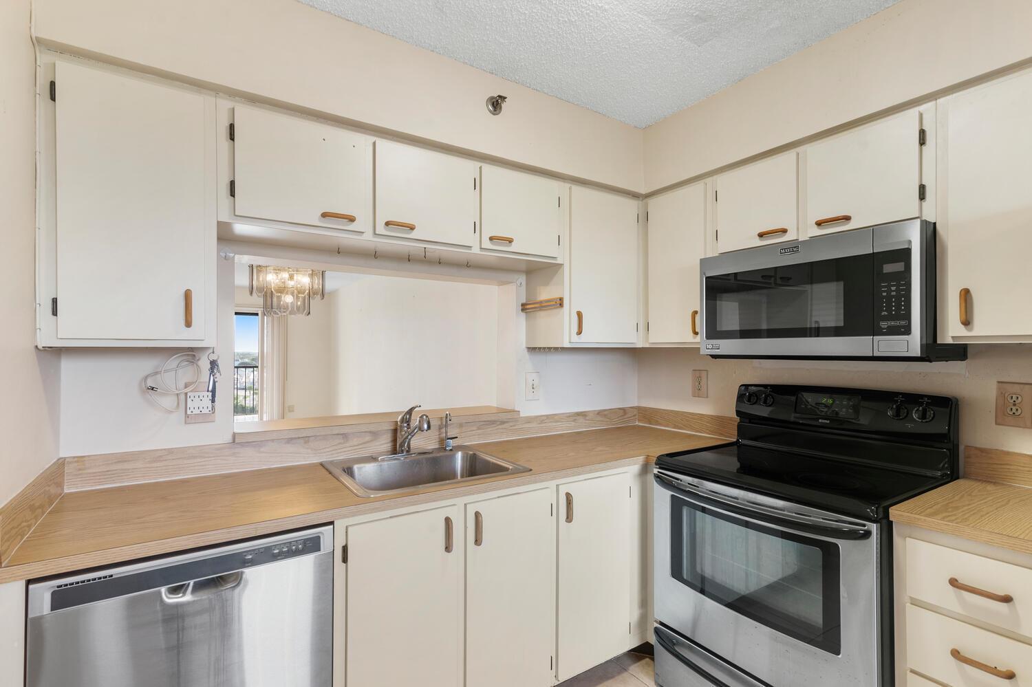 HUNTINGTON LAKES SEC THREE CONDOS - Residential