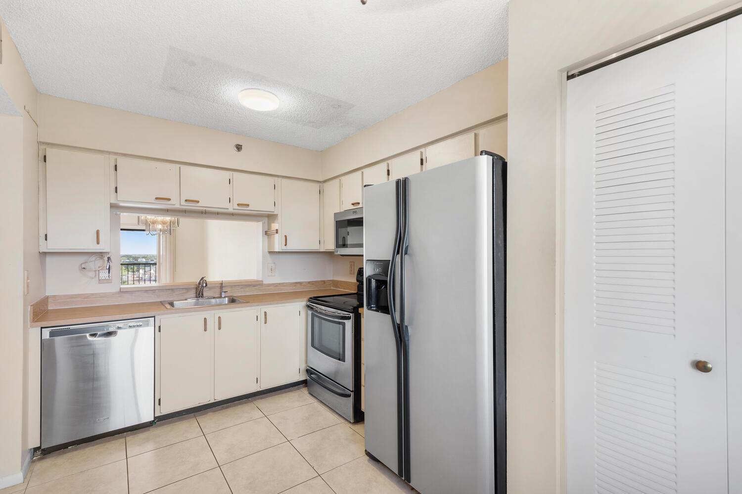 HUNTINGTON LAKES SEC THREE CONDOS - Residential