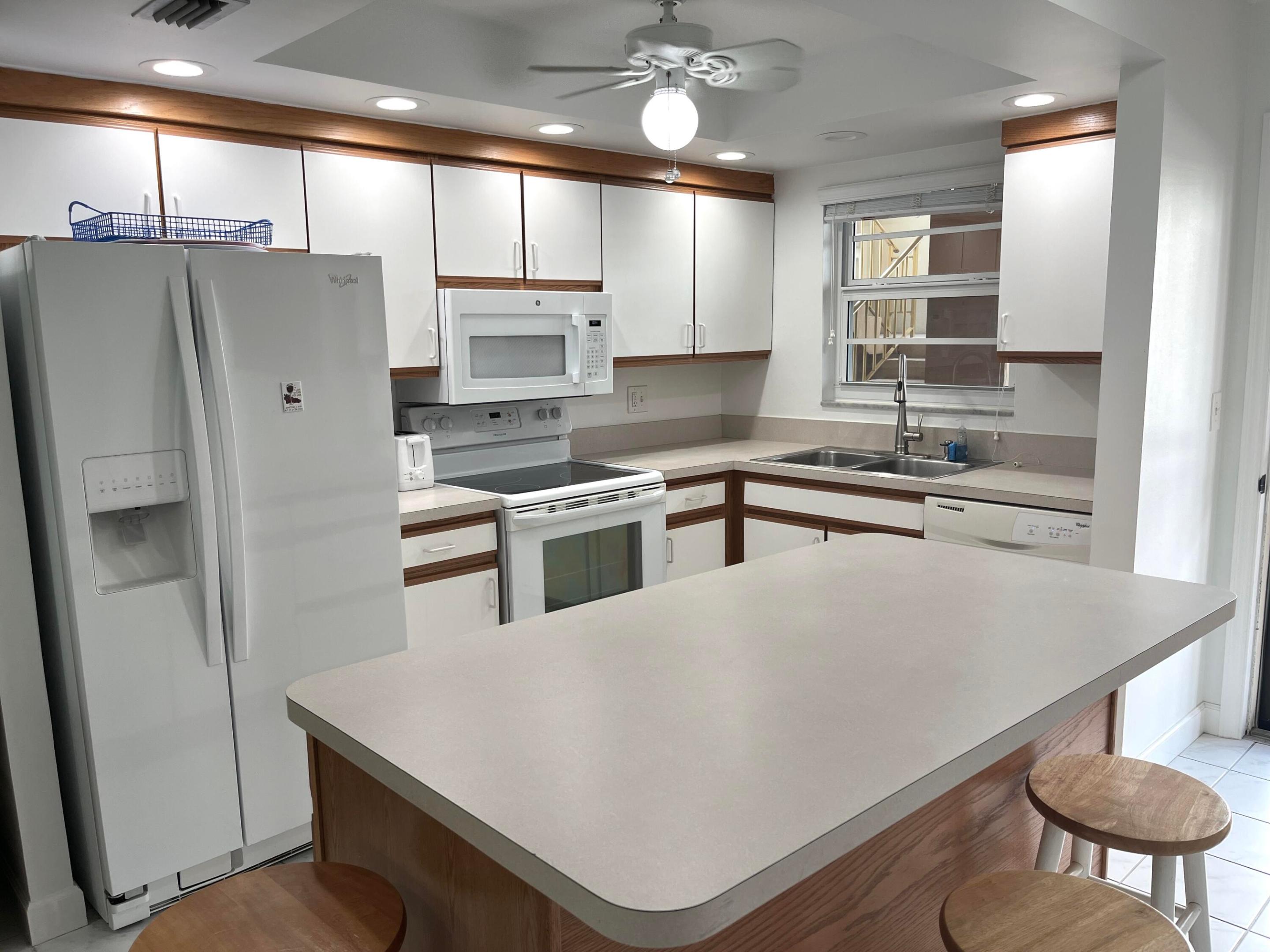 308 Golfview Road 107, North Palm Beach, FL, 33408/$219,000 4 308 Golfview Road 107