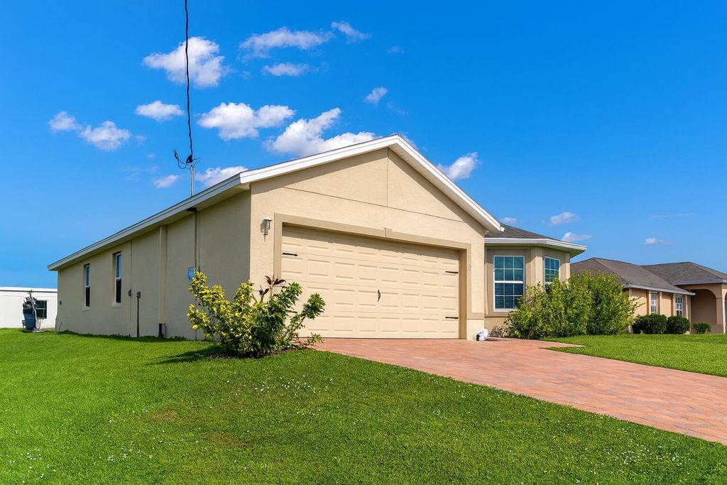 Photo of 211 NE 20th Street, Cape Coral, FL 33909 (MLS # R11143572)