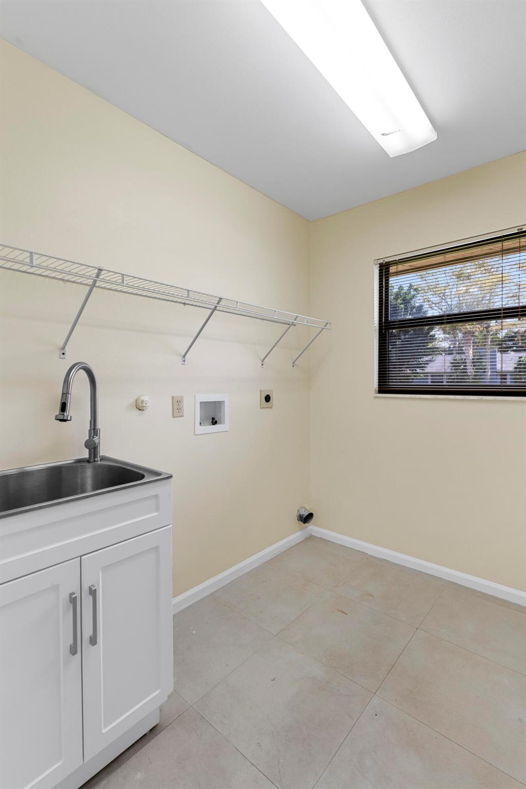 PINEWOOD MANOR OF WELLING - Residential