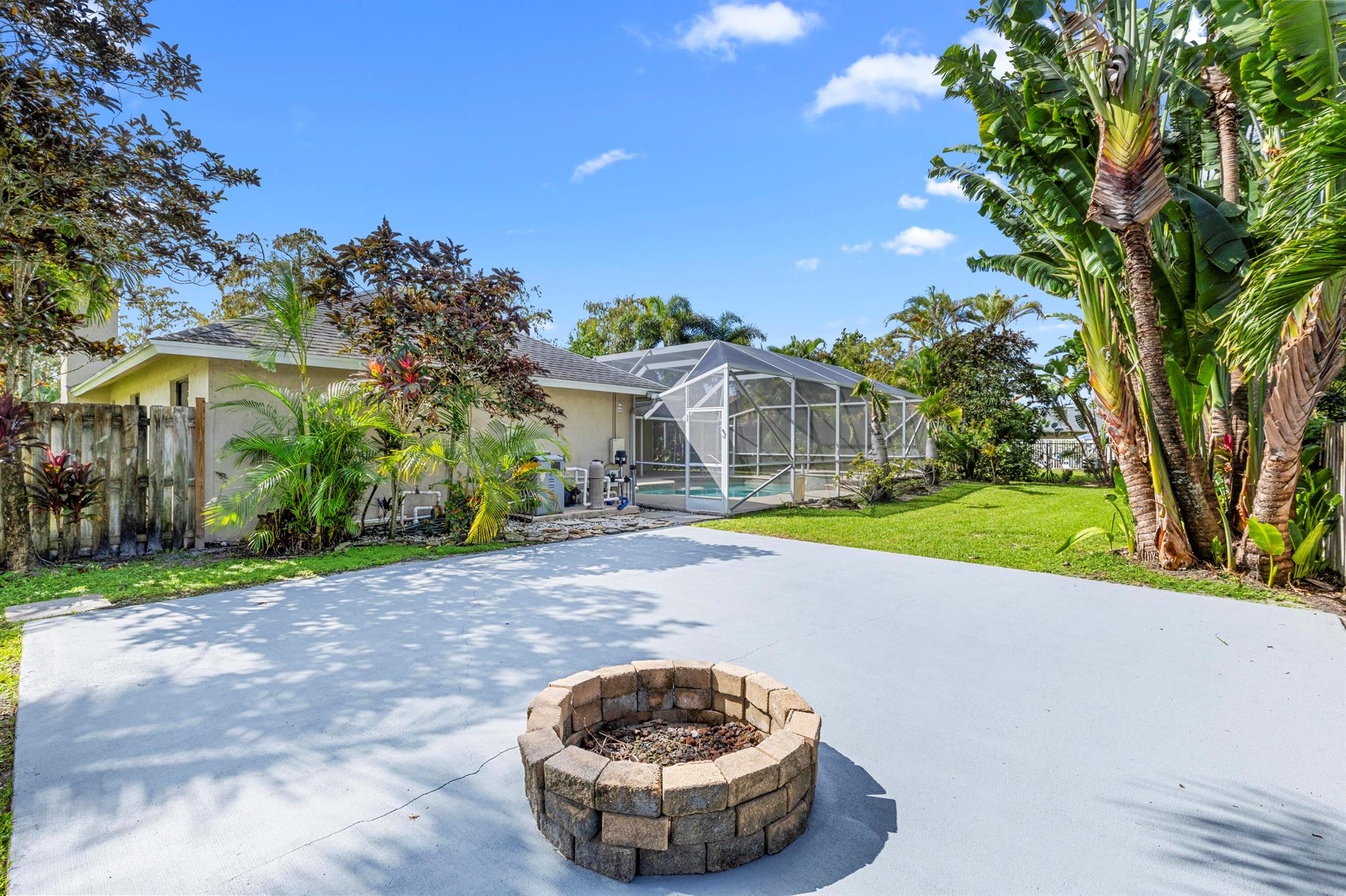 PINEWOOD MANOR OF WELLING - Residential