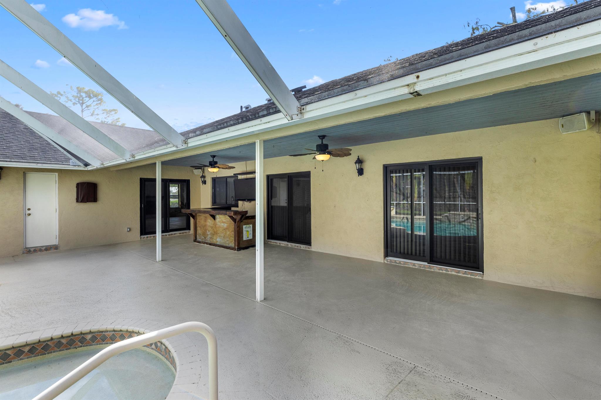 PINEWOOD MANOR OF WELLING - Residential