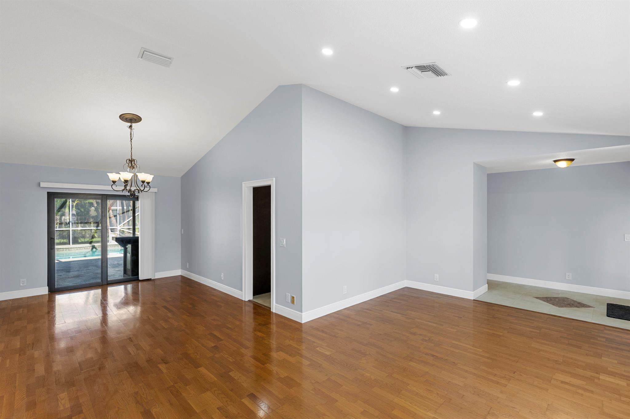PINEWOOD MANOR OF WELLING - Residential