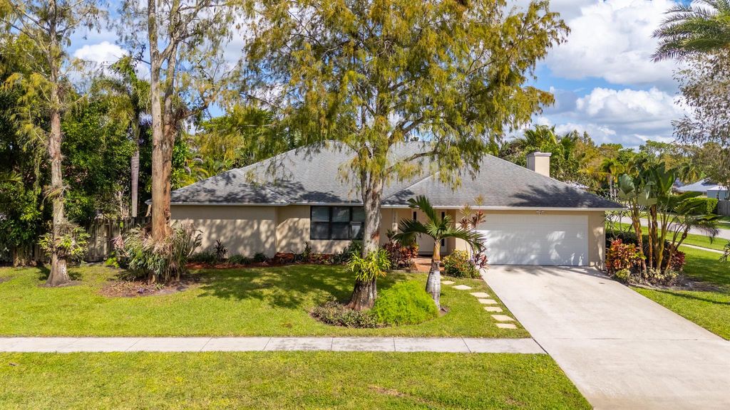 Photo of 13868 Ishnala Circle, Wellington, FL 33414 (MLS # R11135295)
