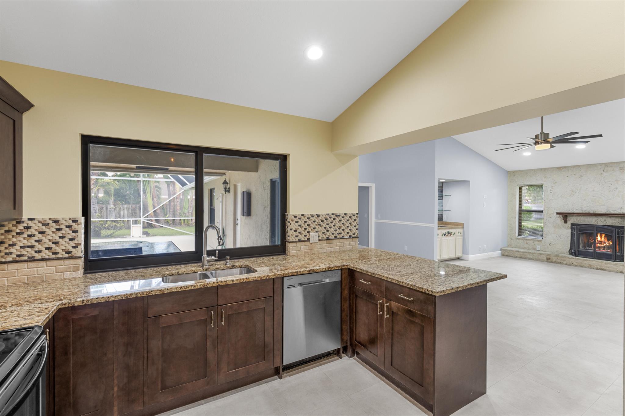 PINEWOOD MANOR OF WELLING - Residential