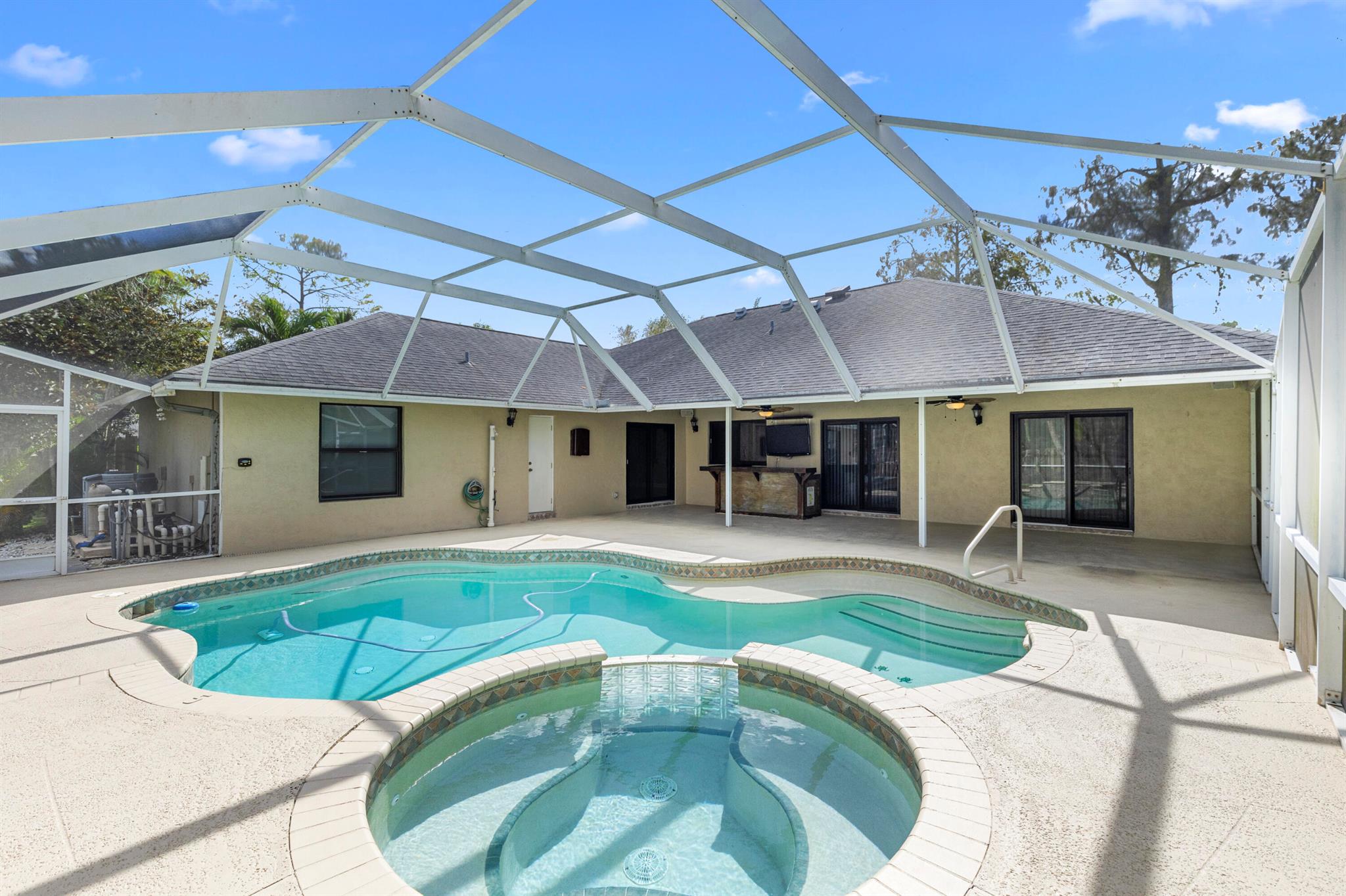 PINEWOOD MANOR OF WELLING - Residential
