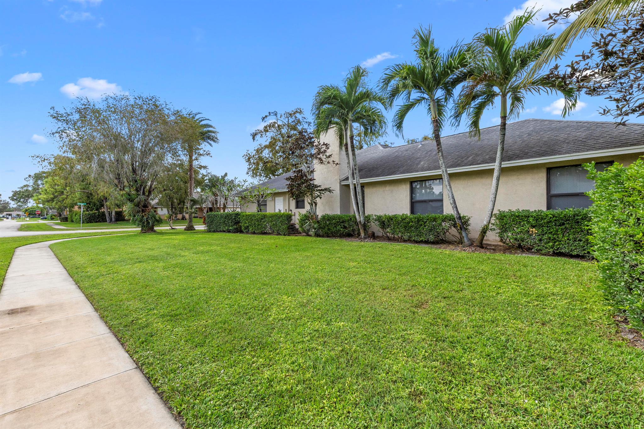 PINEWOOD MANOR OF WELLING - Residential