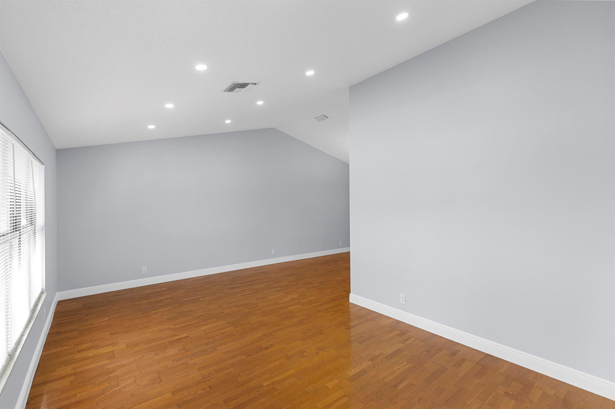 PINEWOOD MANOR OF WELLING - Residential