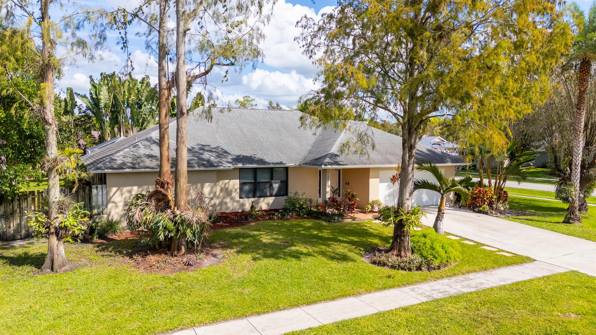 PINEWOOD MANOR OF WELLING - Residential