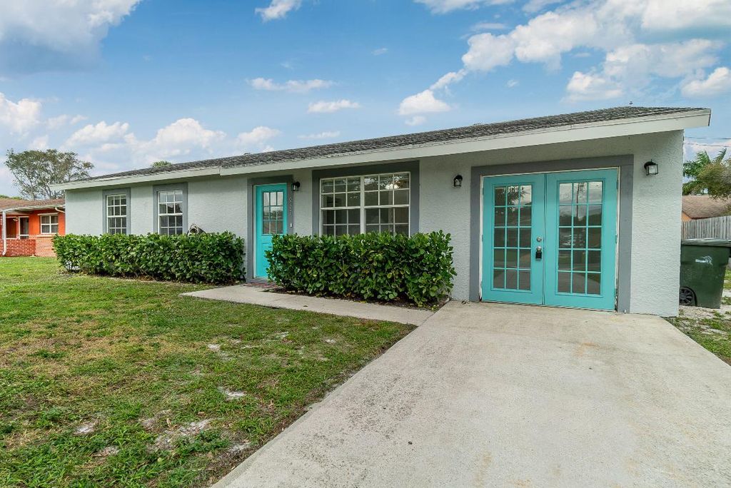 Photo of 915 SE Lake Street, Stuart, FL 34994 (MLS # R10952184)