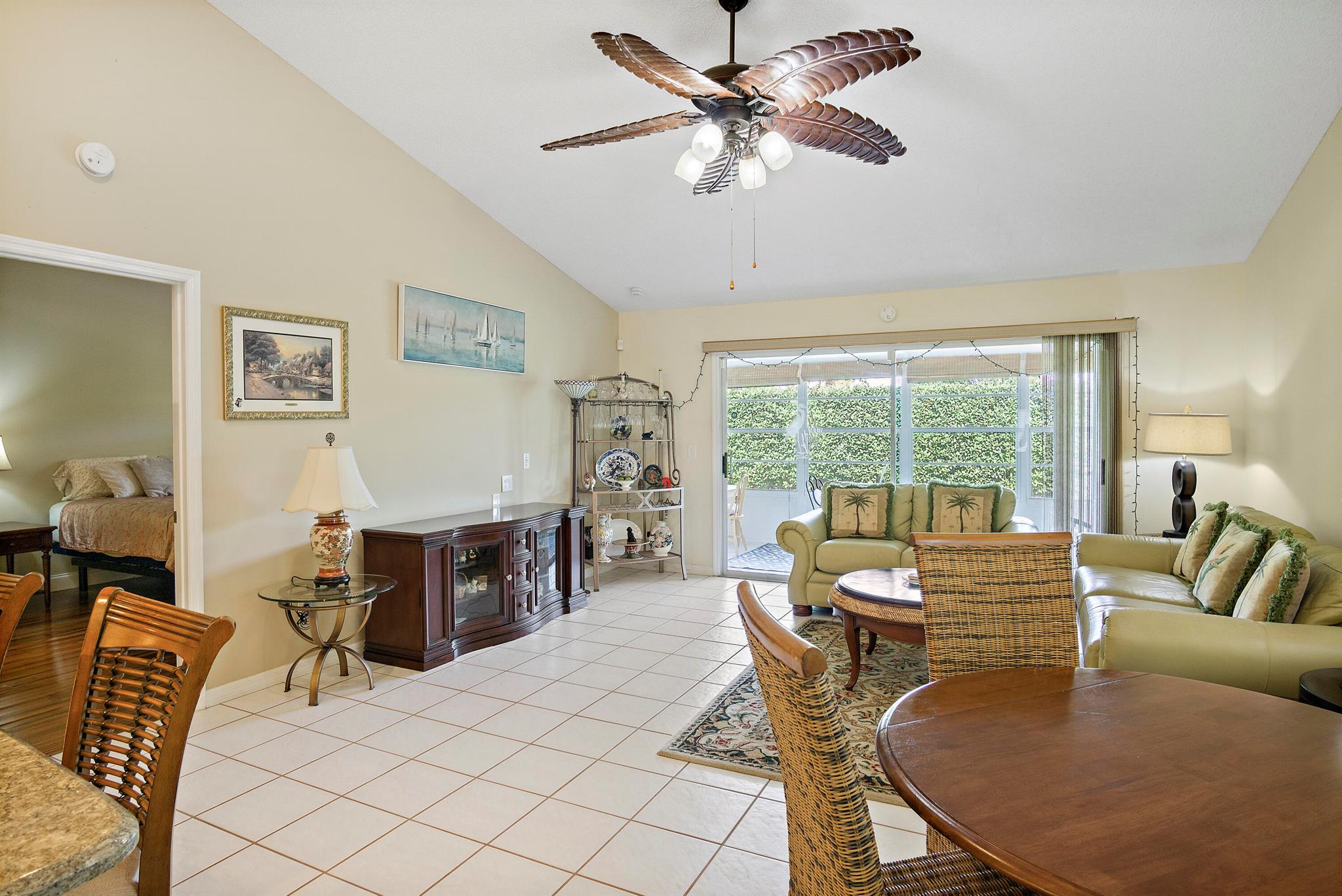 TROPICAL EAST - Residential