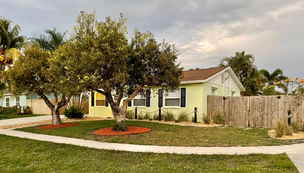 Photo of 713 Suwanee Avenue, Jupiter, FL 33458 (MLS # R10982520)