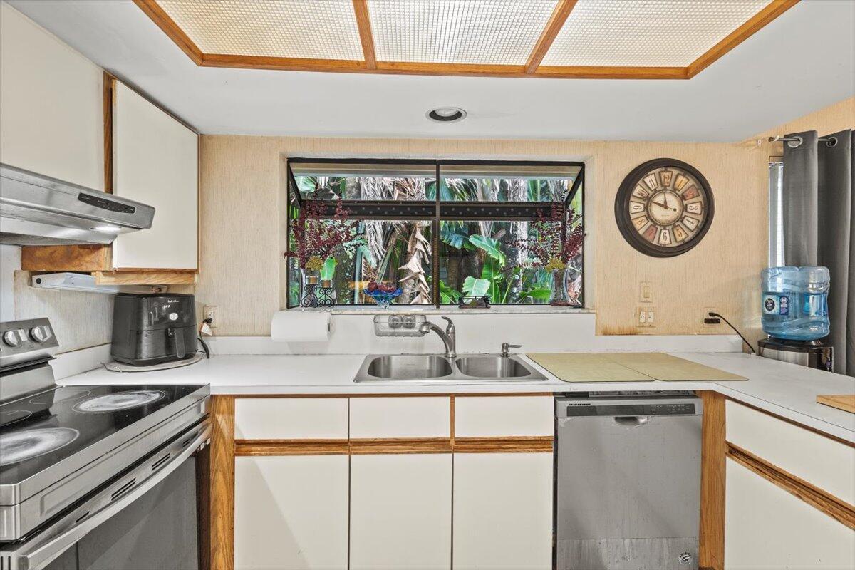 EASTPOINTE SUB PL 9-A IN PB49P3 LT 22 - Residential