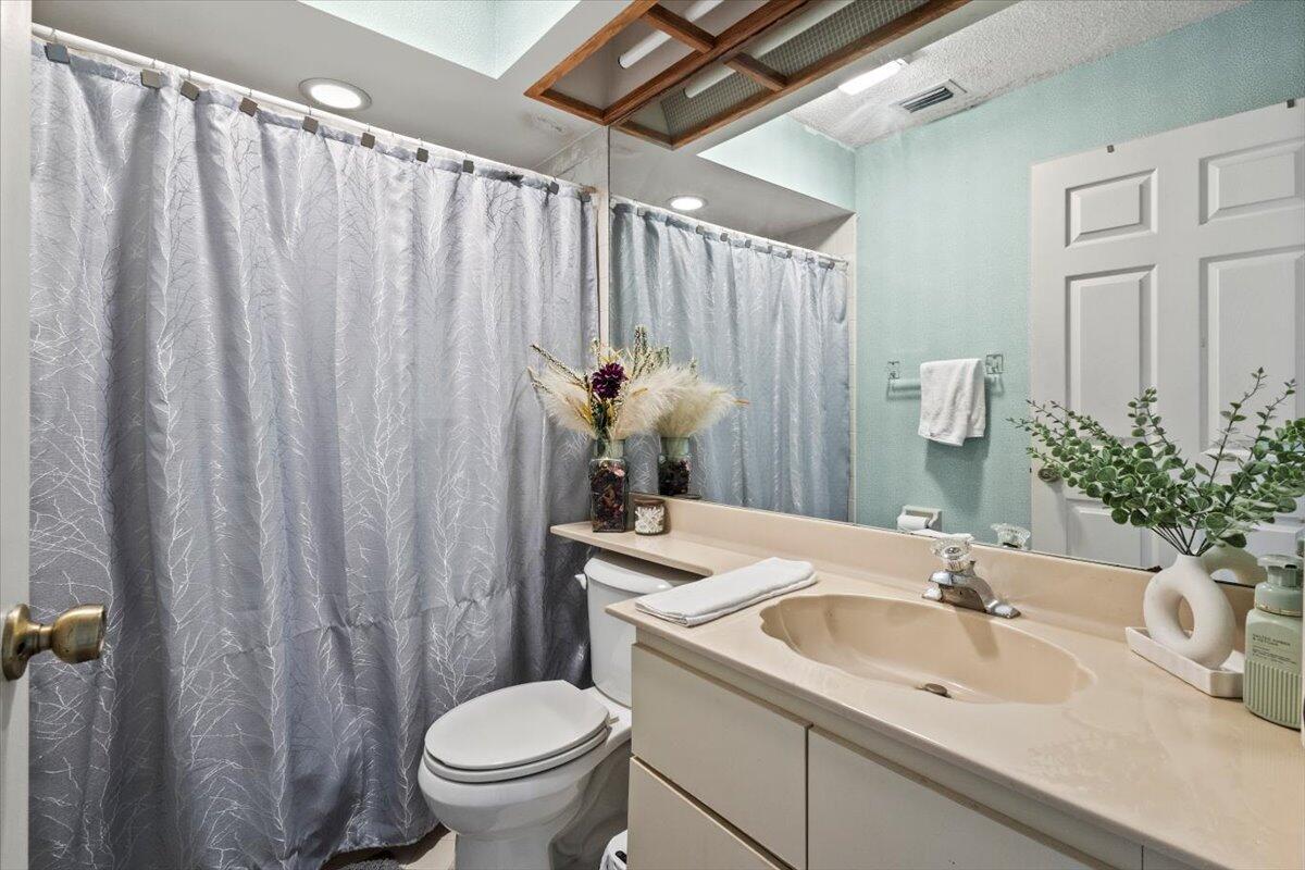 EASTPOINTE SUB PL 9-A IN PB49P3 LT 22 - Residential