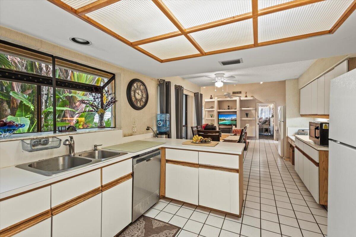 EASTPOINTE SUB PL 9-A IN PB49P3 LT 22 - Residential