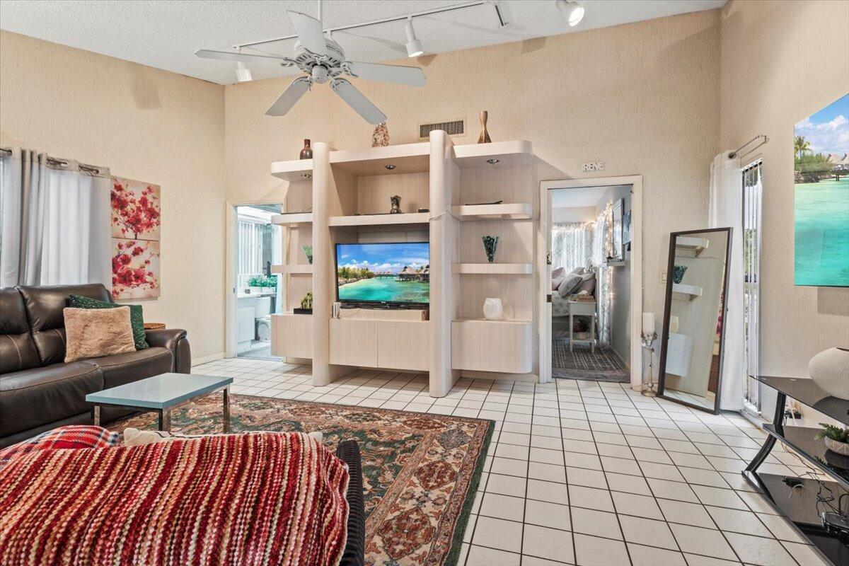 EASTPOINTE SUB PL 9-A IN PB49P3 LT 22 - Residential