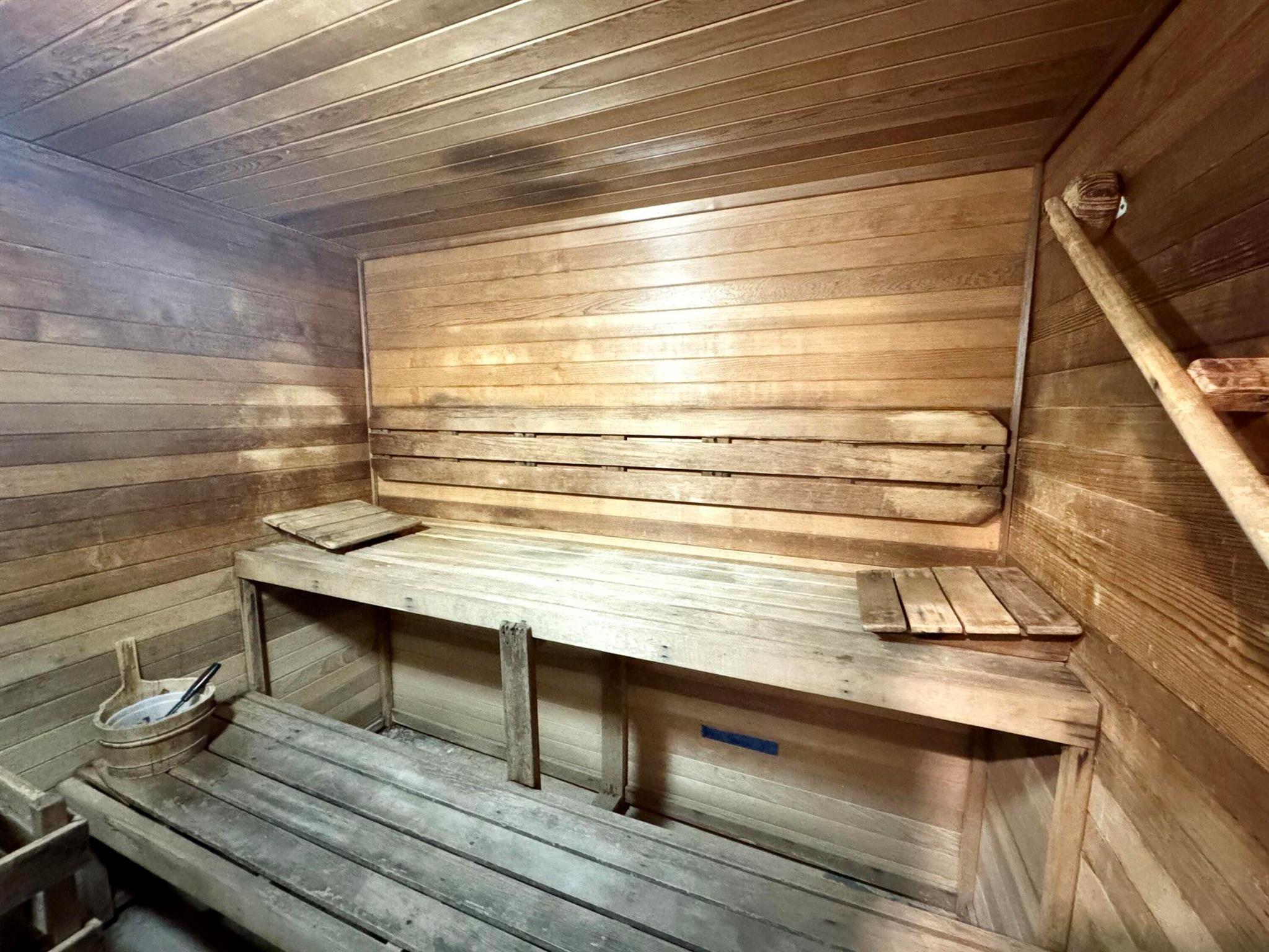 MURRY HILLS APT BLDG COND - Residential Lease