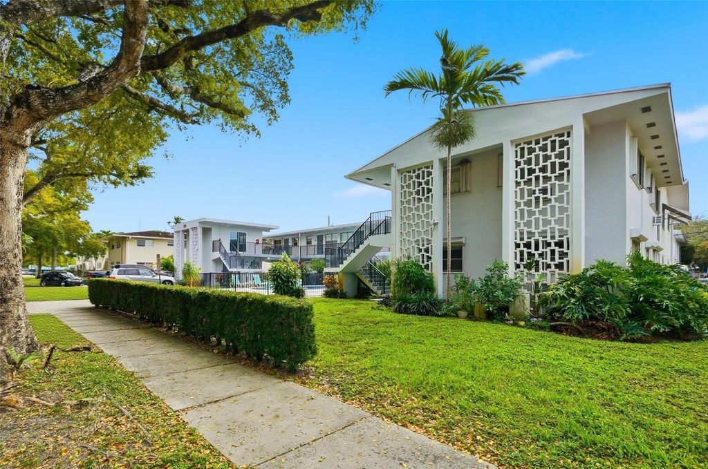 Photo of 3510 Harrison St #10, Hollywood, FL 33021 (MLS # F10542516)