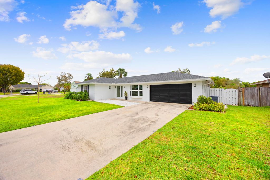 Photo of 11760 Inverness Circle, Wellington, FL 33414 (MLS # B26002567)