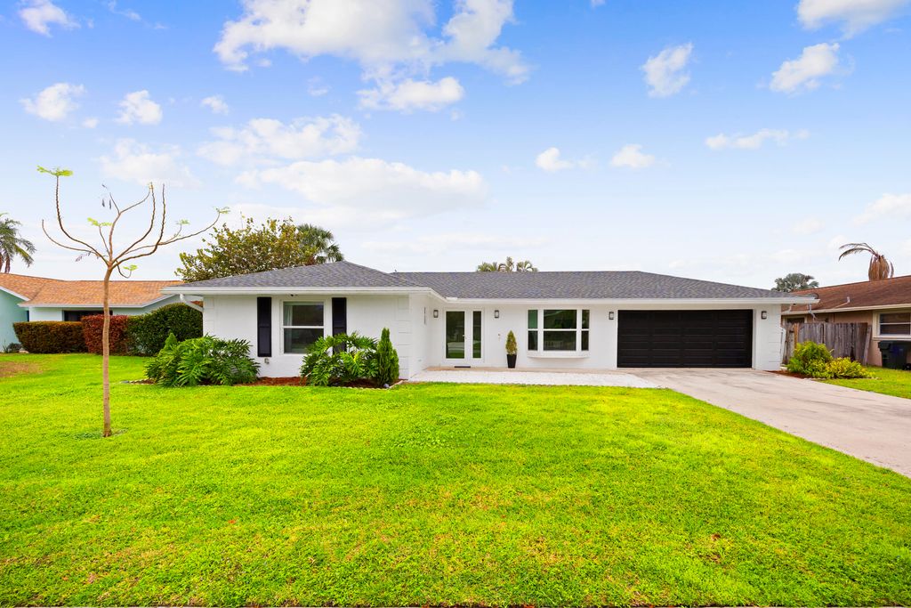 Photo of 11760 Inverness Circle, Wellington, FL 33414 (MLS # B26002567)