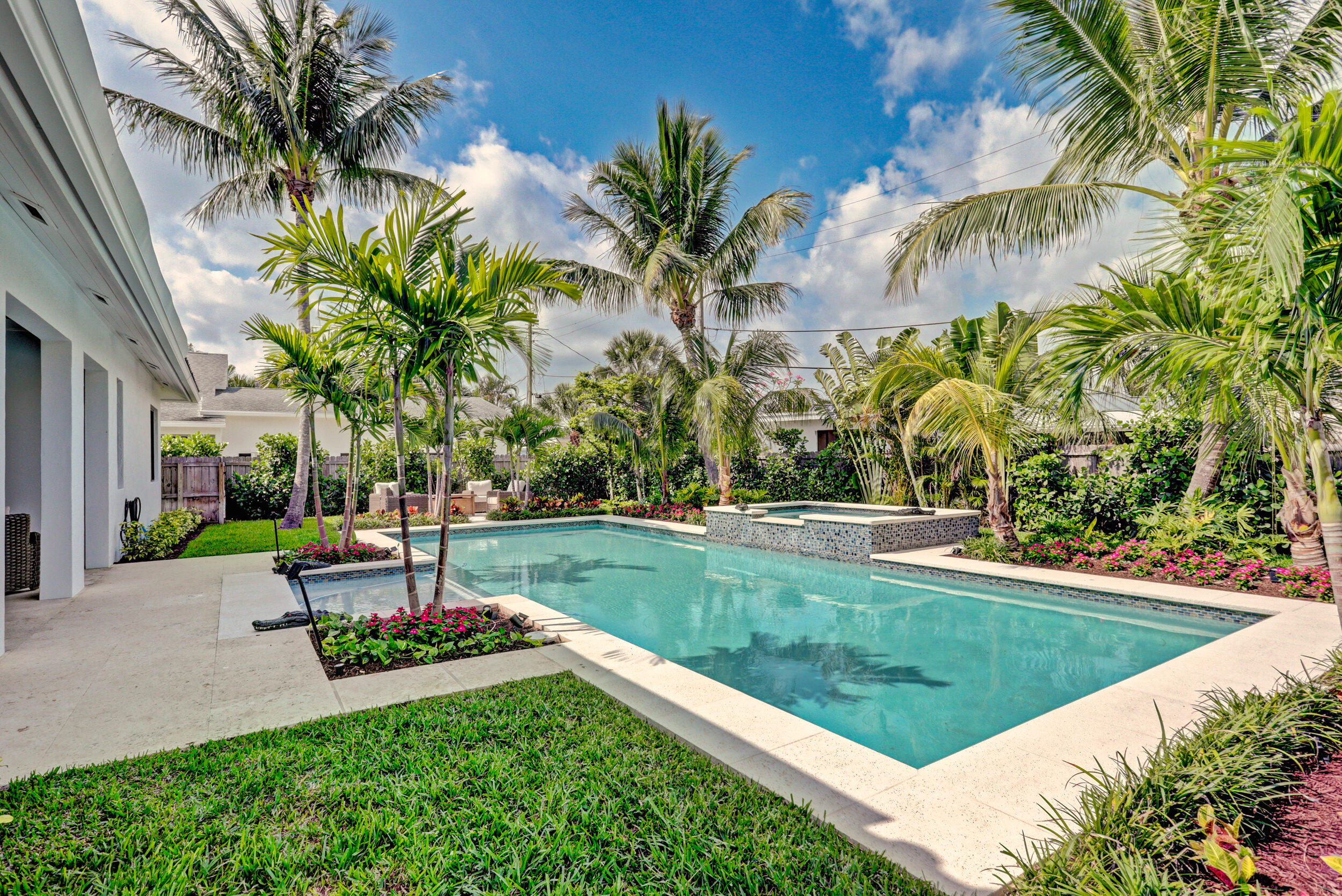 LITTLE RANCHES IN - Residential