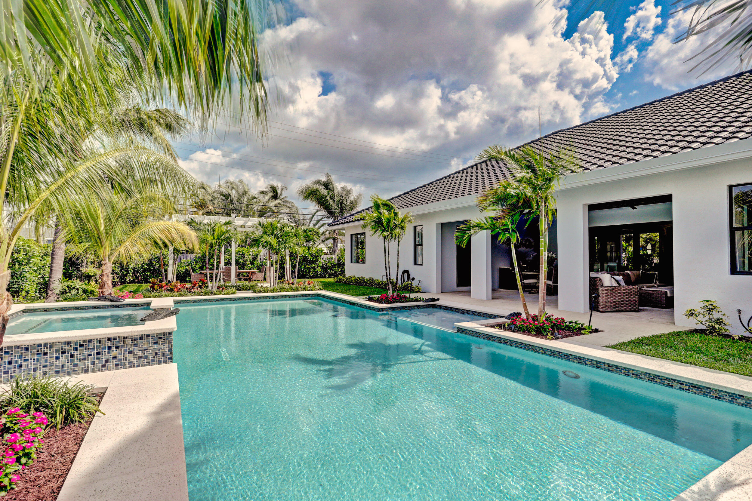 LITTLE RANCHES IN - Residential