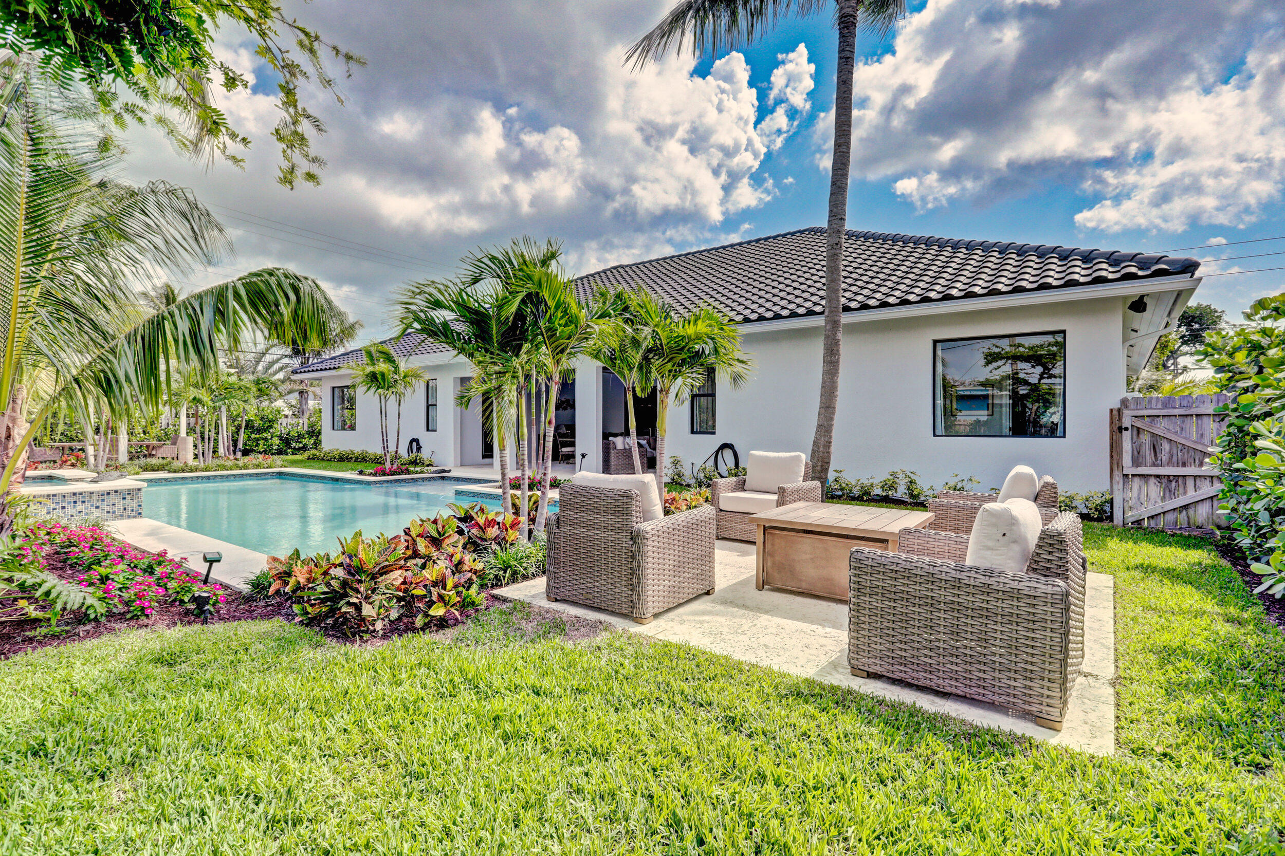 LITTLE RANCHES IN - Residential