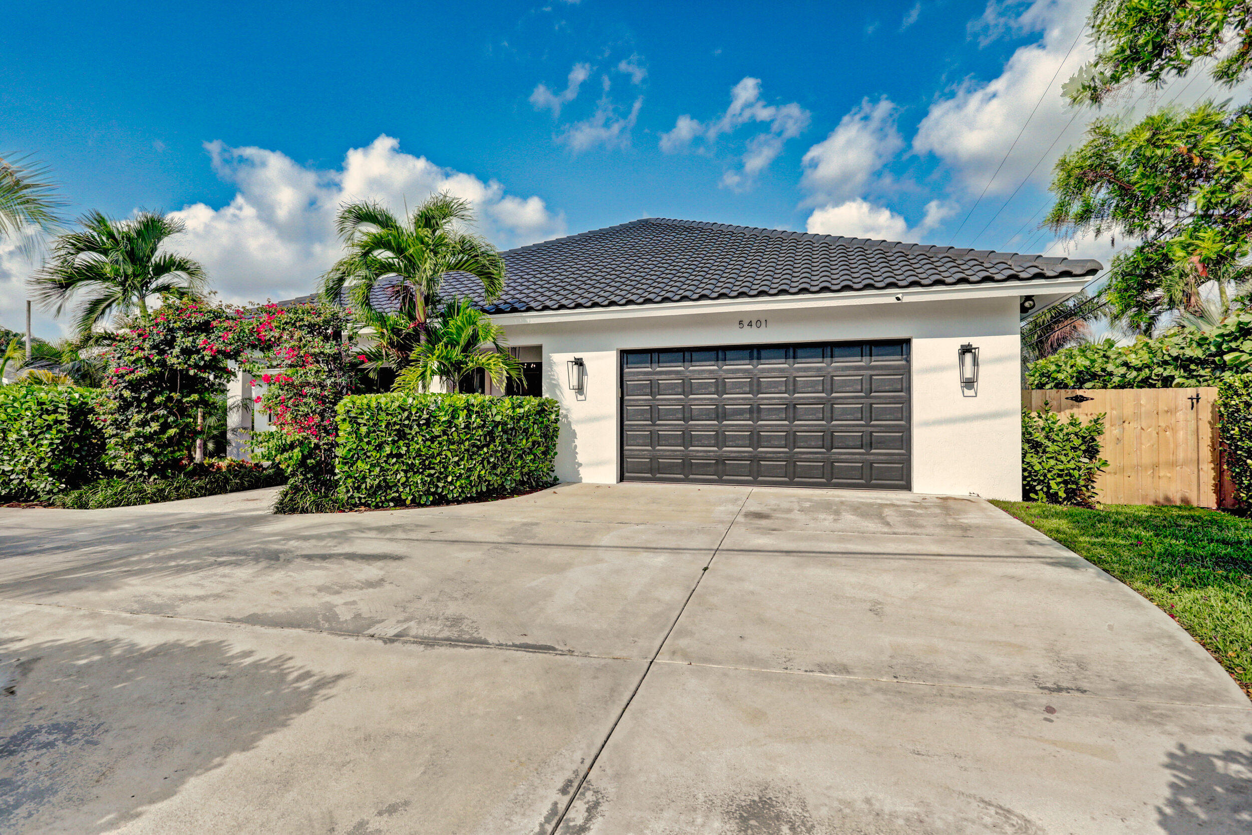 LITTLE RANCHES IN - Residential