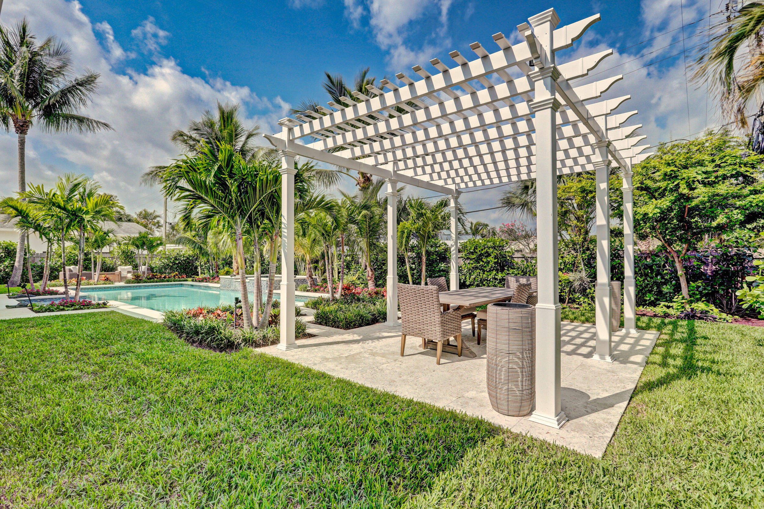 LITTLE RANCHES IN - Residential