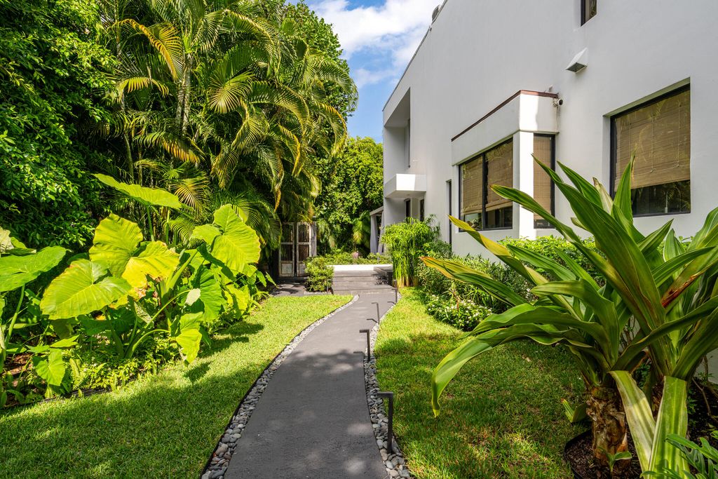 Photo of 423 Chilean Avenue, Palm Beach, FL 33480 (MLS # R11143496)