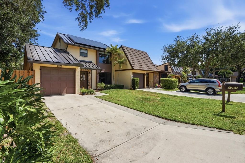 Photo of 1001 Raintree Lane, Palm Beach Gardens, FL 33410 (MLS # B26020172)