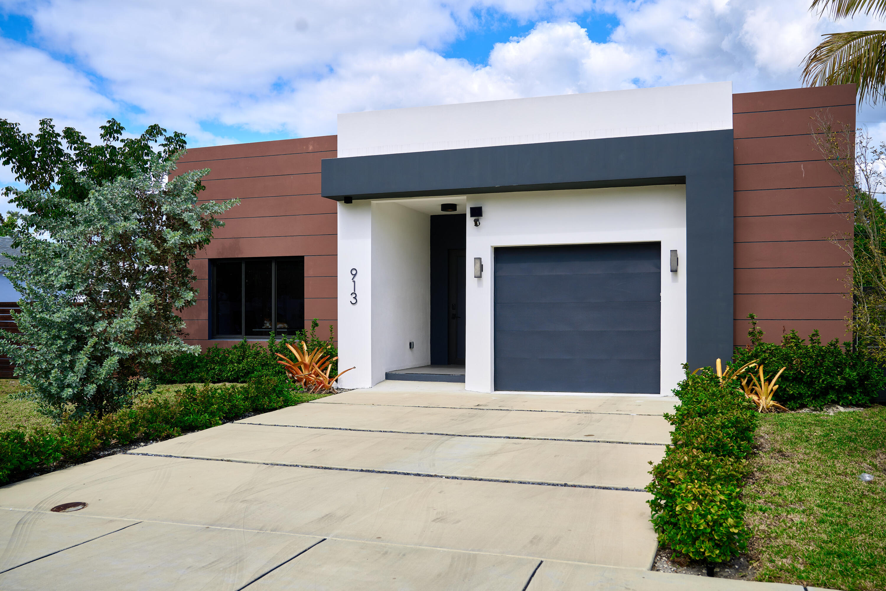 Photo 1 of 45 — 913 NE 15th Street, Fort Lauderdale, FL 33304
