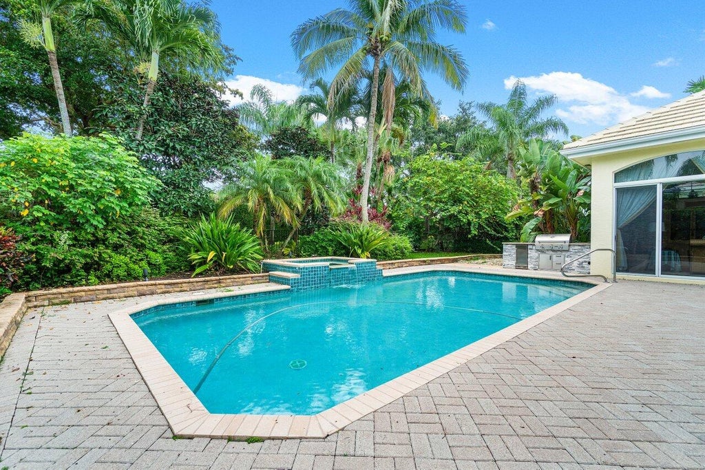 Photo of 122 Chasewood Circle, Palm Beach Gardens, FL 33418 (MLS # R11005620)