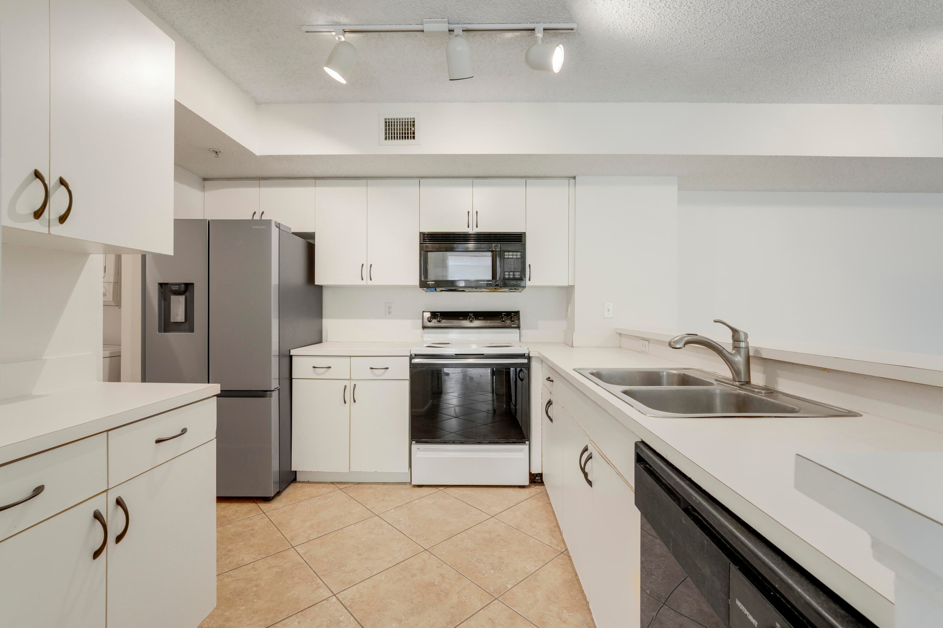 278 VILLAGE Boulevard 8106