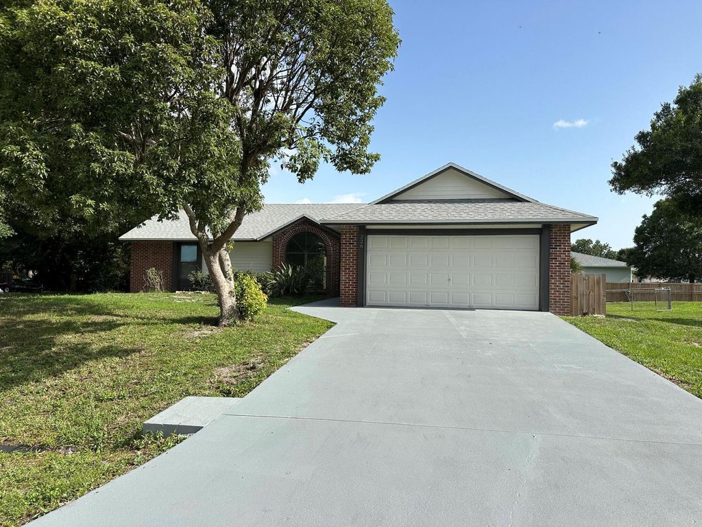 Photo of 226 SW Statler Avenue, Port Saint Lucie, FL 34984 (MLS # R11101048)
