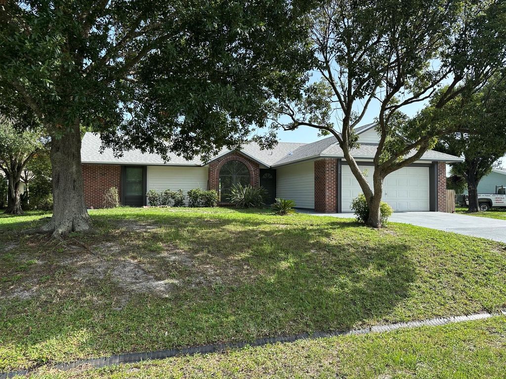 Photo of 226 SW Statler Avenue, Port Saint Lucie, FL 34984 (MLS # R11101048)
