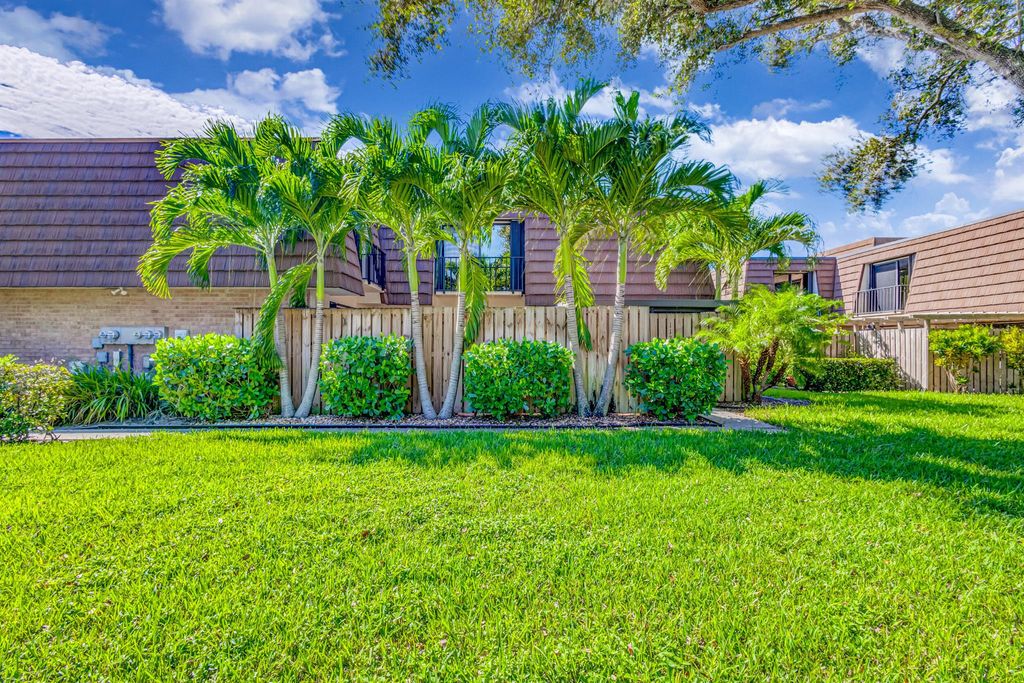 Photo of 1125 11th Lane, Palm Beach Gardens, FL 33418 (MLS # R10928147)