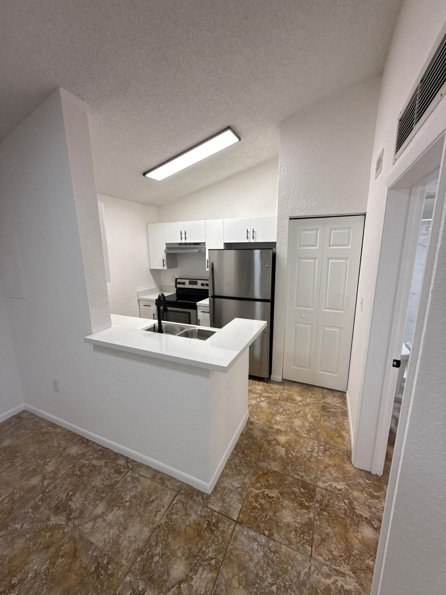 LAKEVIEW CLUB CONDO - Residential Lease