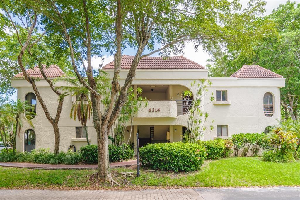 Sophisticated Corner Condo in Boca Raton! This beautifully upgraded 2 bed, 2 bath unit offers a modern kitchen, luxury vinyl flooring, nice bathrooms, and a full-size washer/dryer. Enjoy an oversized screened balcony with lush garden views—perfect for entertaining or morning coffee. The elegant primary suite features a walk-in closet with built-in organizer. Ideally located just minutes from Town Center, Mizner Park, top-rated schools, and only 10 minutes from Boca’s stunning beaches. All-ages, pet-friendly community with resort-style amenities including pool, tennis courts, and clubhouse. Water, cable, and trash are included. Seller is offering 1% towards buyer’s closing costs. Unmatched value in one of Boca Raton’s most desirable locations—don’t miss this opportunity!