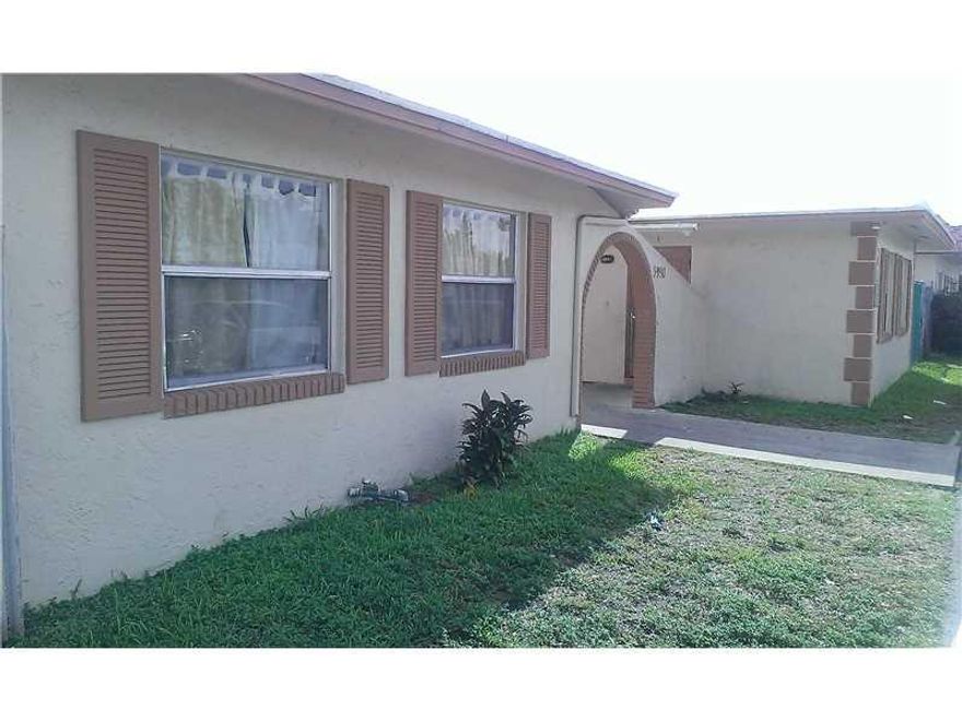 SPACIOUS 2/2 MULTI-FAMILY HOME. ***FAST APPROVAL*** RENT INCLUDES WATER - AVAILABLE Dec. 2015