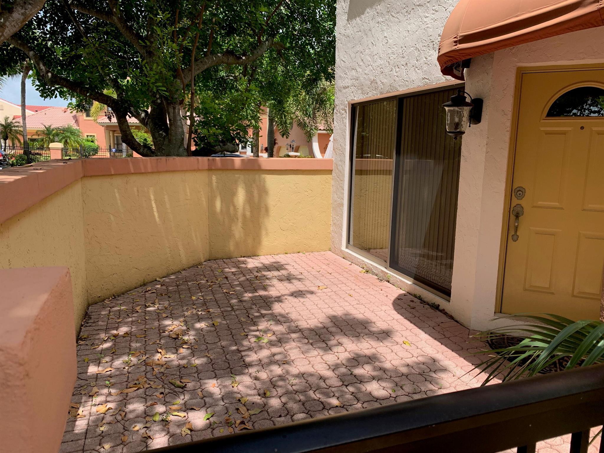 UNO LAGO - Residential Lease