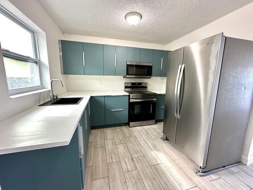 Renovated 1 bedroom 1 bathroom in heart of downtown West Palm Beach. Full of modern finishes, plank tile flooring, high end appliances, this unit checks all the boxes. No HOA, easy application process.